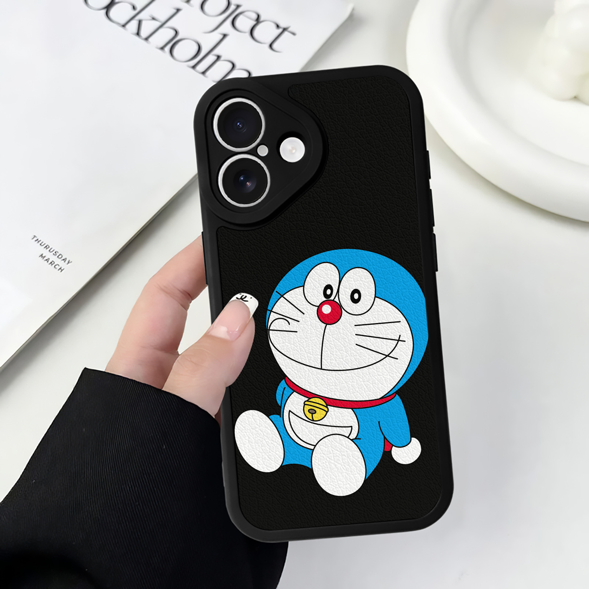 （画像用） ドラえもん Doraemon 【iPhone 16シリーズ対応】シリコンスマホケース（レザー調） 材質：シリコン